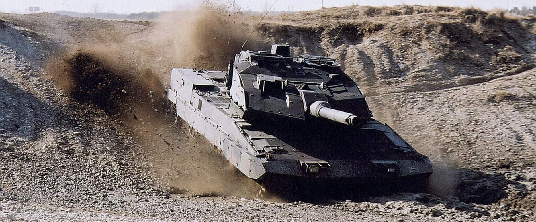 Ein LEOPARD 2 Panzer fährt einen Abhang hinunter