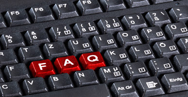 Die Buchstaben FAQ auf den Hubtasten einer Tastatur