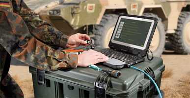 Soldat bedient ein Laptop