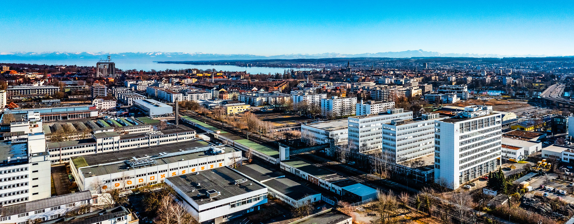 Panoramablick auf Konstanz, Teile des Bodensees und die Alpen