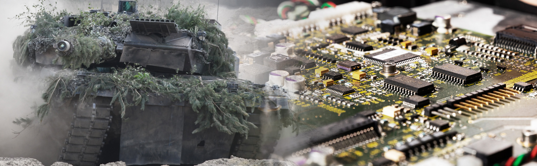LEOPARD 2 Kampfpanzer fährt durch sandiges Gelände und Elektronikplatine