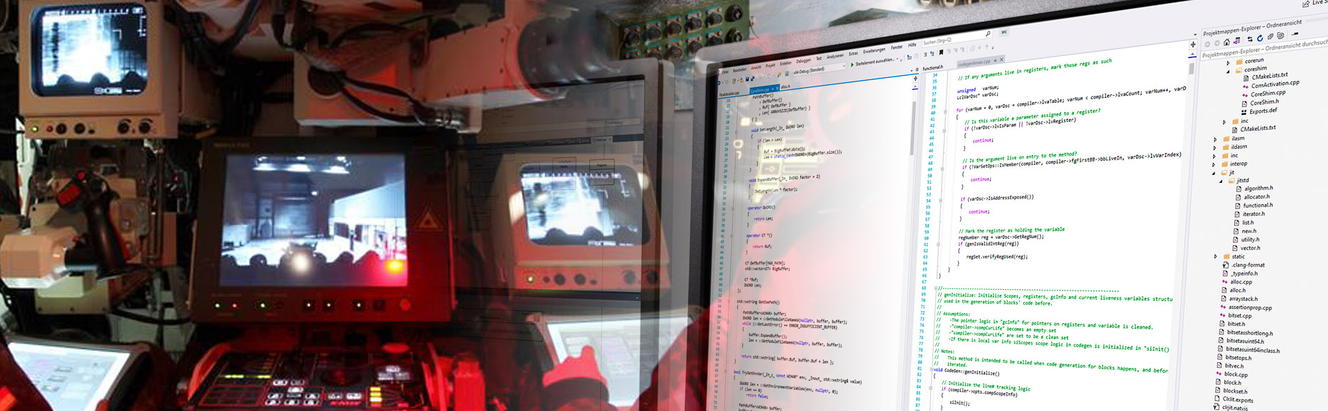 Ein Soldat bedient im PUMA ein Gerät und Computermonitor mit Codezeilen