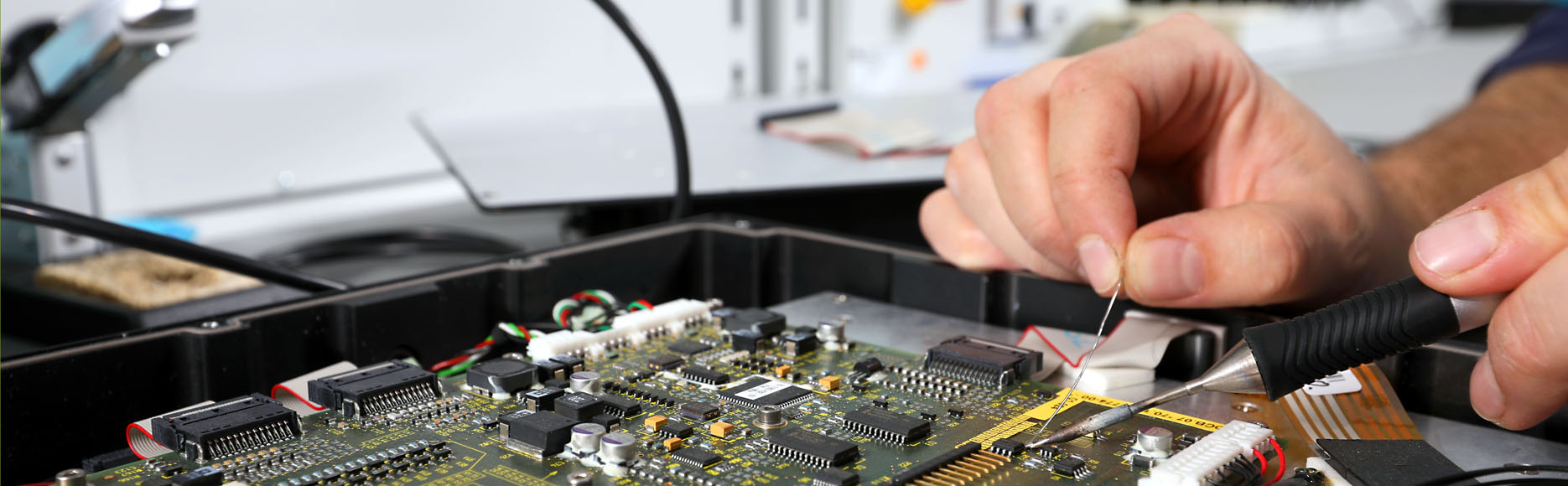 Elektroniker repariert ein Gerät