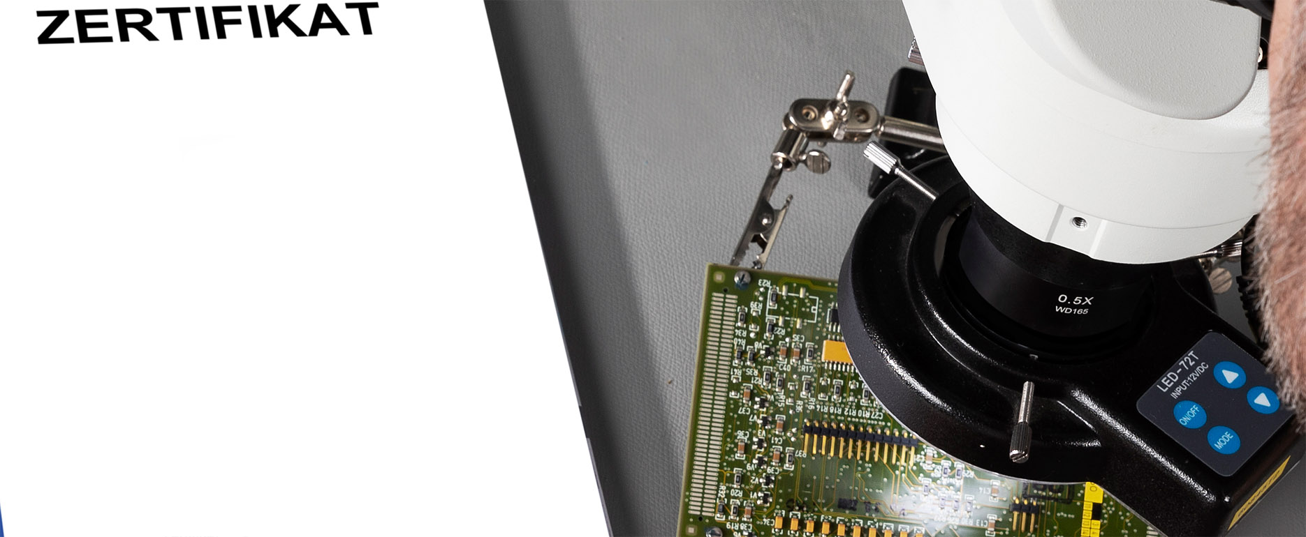 Entwickler untersucht ein Elektronikboard unter dem Mikroskop