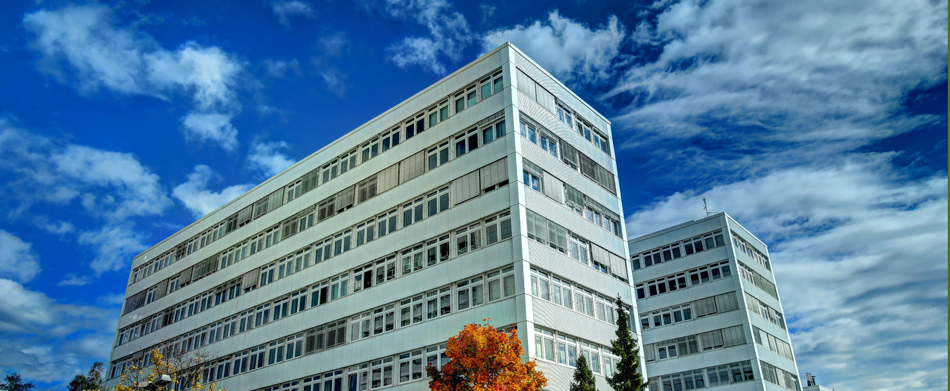 Bürogebäude vor blauem Himmel