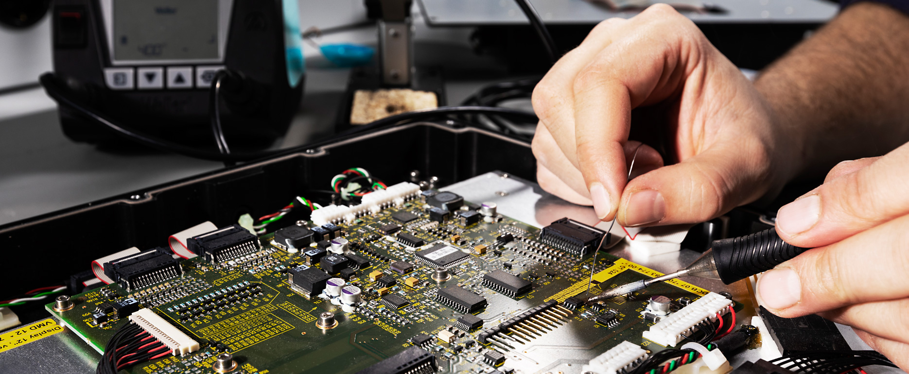 Ein Entwickler repariert ein elektronisches Gerät